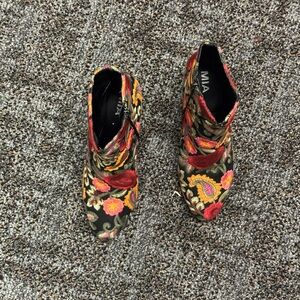MIA Women's Vibrant Floral Ankle Booties - Black and Red